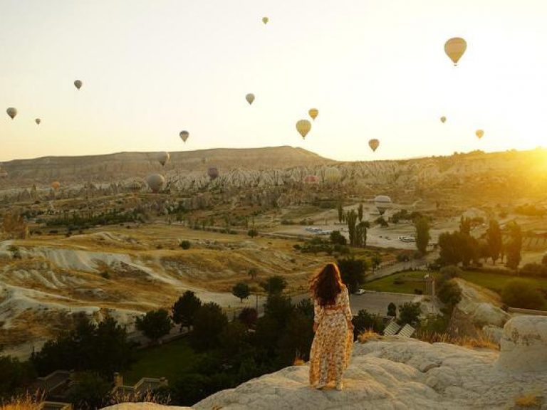 cappadocia girl hot air ballon
